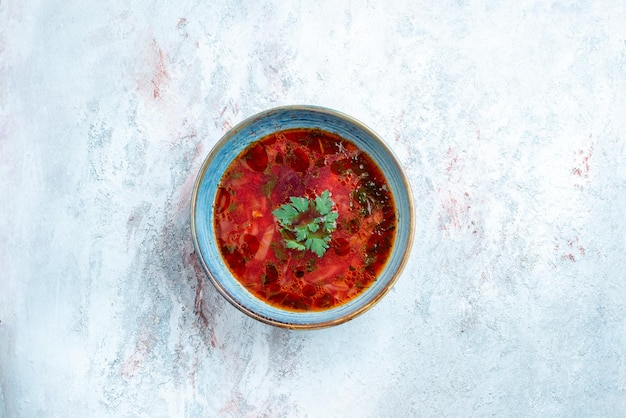 Вид сверху вкусный борщ знаменитый украинский свекольный суп с мясом внутри тарелки на белом пространстве
