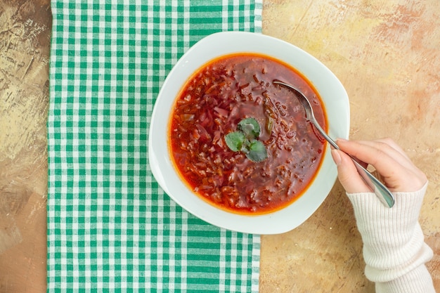 Бесплатное фото Вид сверху вкусный борщ красный украинский свекольный суп