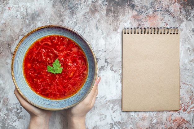 無料写真 上面図白い背景の上のプレート内のおいしいボルシチウクライナのビートスープ