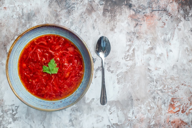 Foto gratuita vista dall'alto deliziosa zuppa di barbabietola ucraino borsch all'interno del piatto su sfondo bianco