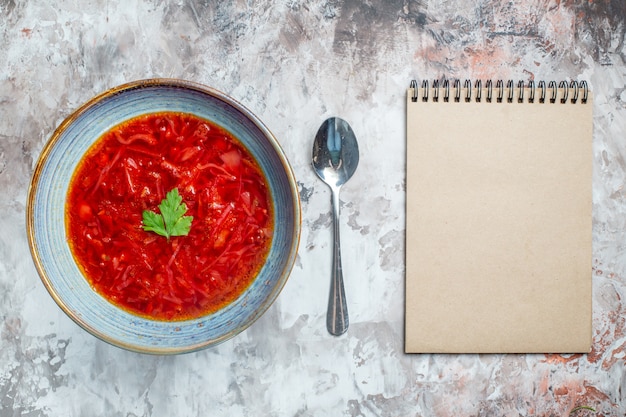 Вид сверху вкусный борщ украинский свекольный суп внутри тарелки на белом фоне