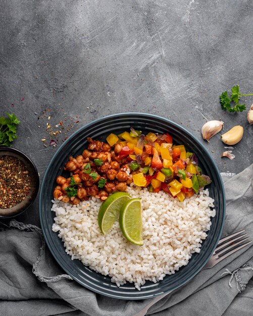 Foto gratuita vista dall'alto delizioso cibo brasiliano con riso