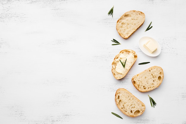 Foto gratuita vista dall'alto del delizioso concetto di pane con copia spazio