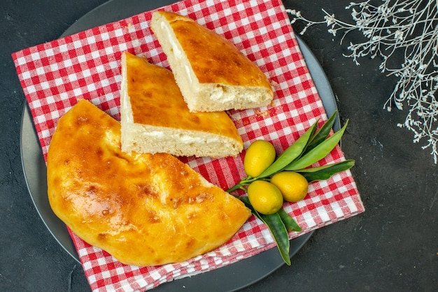 어두운 표면에 줄기와 함께 맛있는 빵 금귤의 상위 뷰