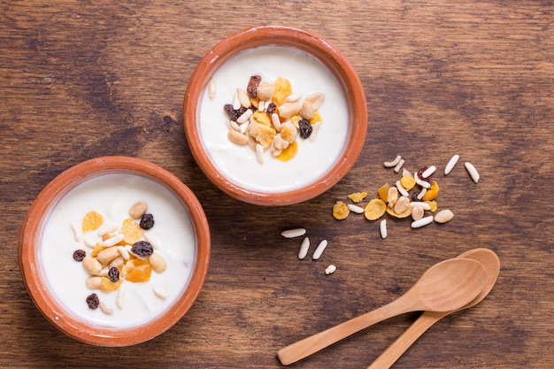 Foto gratuita vista dall'alto deliziose ciotole per la colazione con avena