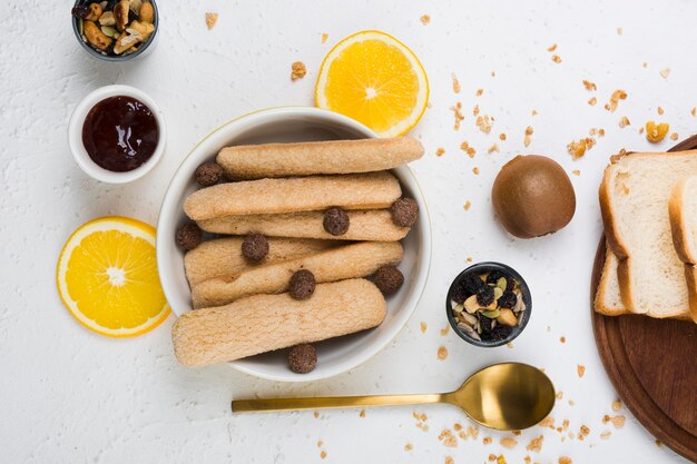 Foto gratuita vista dall'alto del delizioso concetto di colazione