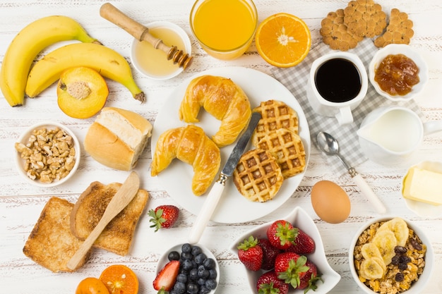 Foto gratuita vista dall'alto deliziosa colazione