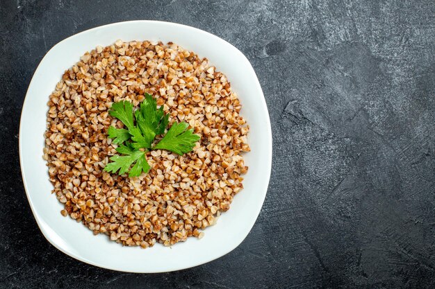 회색 공간에 접시 안에 상위 뷰 맛있는 메밀 식사