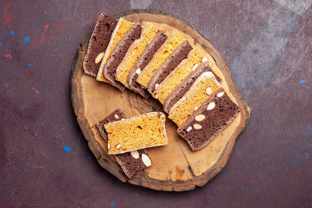 Vista dall'alto deliziose fette di torta con noci su sfondo scuro torta di tè zucchero biscotto torta biscotto dolce