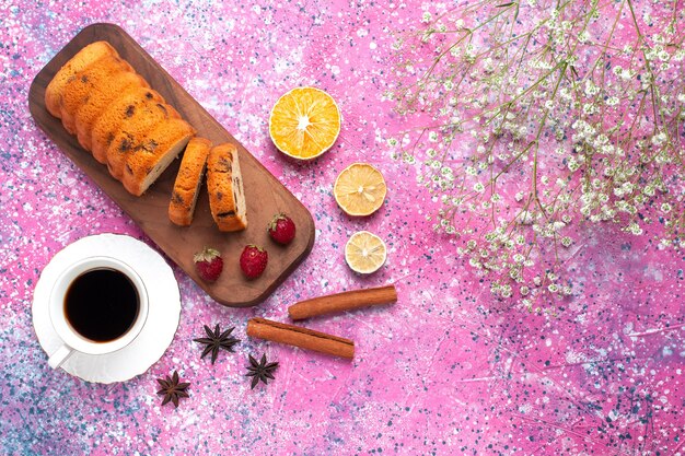 Free photo top view delicious cake sweet and yummy sliced with cinnamon cup of tea on pink desk.