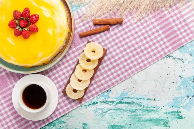 水色の背景に黄色いシロップとお茶のトップビューおいしいケーキビスケットケーキ甘いパイクッキーシュガーティー