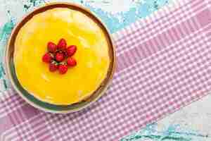 Free photo top view delicious cake with yellow syrup and fresh strawberries on light-blue background biscuit cake sweet pie cookies sugar tea