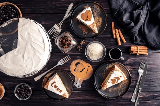 Vista dall'alto di una deliziosa torta sulla tavola di legno