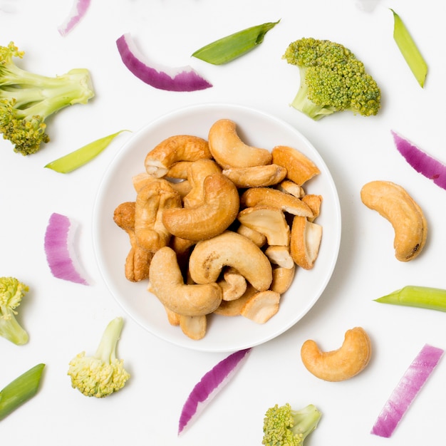 Free photo top view delicious cashews on the table