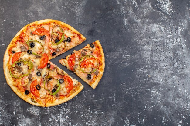 上面図おいしいチーズピザをスライスして灰色の表面で提供