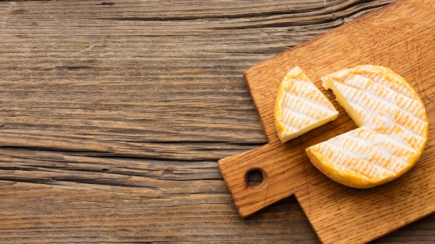 Foto gratuita vista dall'alto delizioso formaggio con spazio di copia