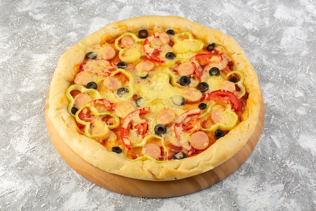 Вид сверху вкусной сырной пиццы с оливками, сосисками и помидорами на сером фоне фаст-фуд итальянское тесто еда еда