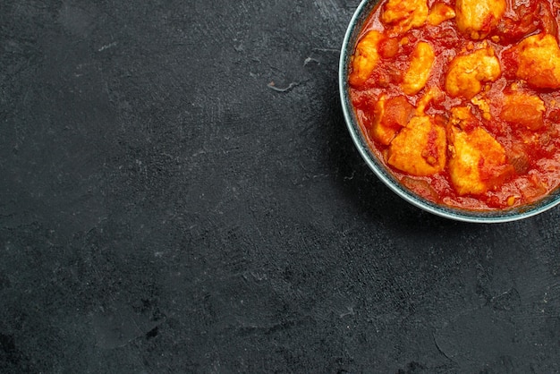 회색 바닥 소스 접시 고기 치킨 토마토에 토마토 소스와 함께 상위 뷰 맛있는 치킨 조각