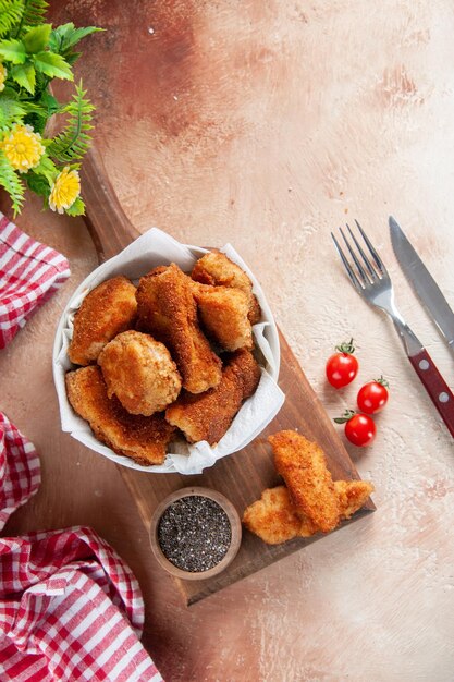 Вид сверху вкусные куриные крылышки внутри тарелки на светлом фоне еда мясо горизонтальная еда гамбургеры сэндвич