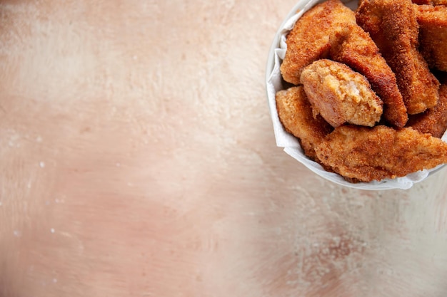 밝은 배경 고기 버거 샌드위치 수평 식사 음식 무료 장소에 냅킨이 있는 접시 안에 있는 맛있는 닭 날개