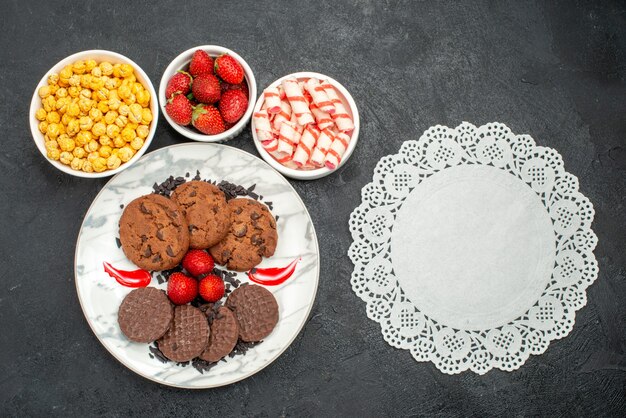 Vista dall'alto deliziosi biscotti al cioccolato con caramelle