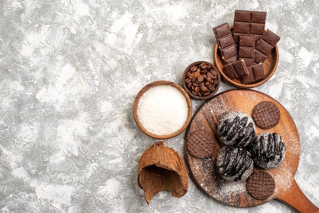 Foto gratuita vista dall'alto di deliziose torte di palline di cioccolato con i biscotti sulla superficie bianca