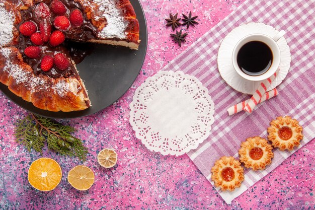 上面図ピンクの背景にクッキーとお茶のおいしいチョコレートケーキビスケット甘い砂糖デザートケーキ焼きパイ