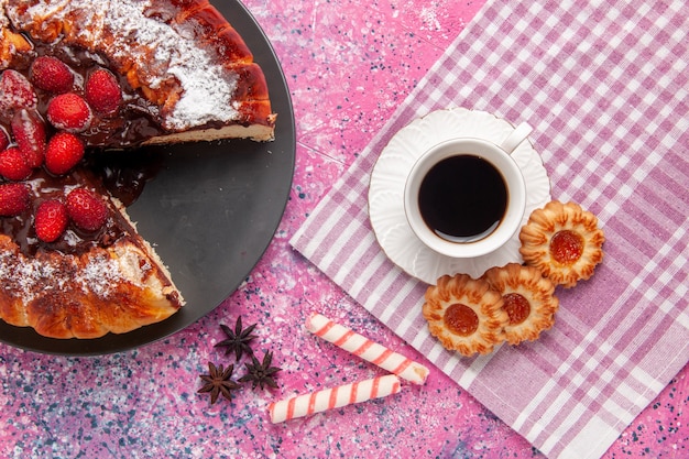 ピンクの机の上のクッキーとお茶のトップビューおいしいチョコレートケーキビスケット甘い砂糖デザートケーキ焼きパイ