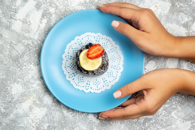 Foto gratuita vista dall'alto deliziosa torta al cioccolato con glassa sulla superficie bianca chiara cioccolato zucchero biscotto torta dolce cuocere