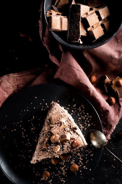 Foto gratuita vista dall'alto di una deliziosa torta al cioccolato