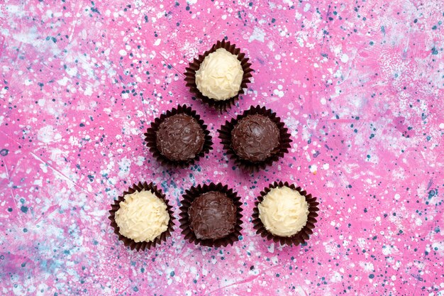 上面図ピンクの背景に白とダークチョコレートのおいしいチョコレート菓子。