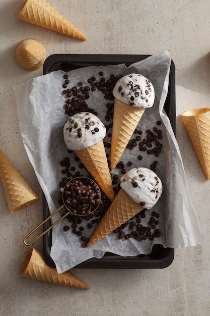 Foto gratuita delizioso gelato con gocce di cioccolato vista dall'alto