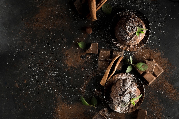 Foto gratuita vista dall'alto del delizioso concetto di cioccolato con spazio di copia