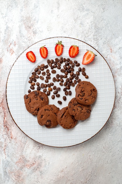 Free photo top view delicious chocolate cookies with chocolate chips on white surface biscuit sugar sweet bake cake cookie