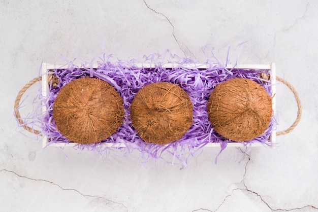 Вид сверху вкусные кокосы, готовые к употреблению