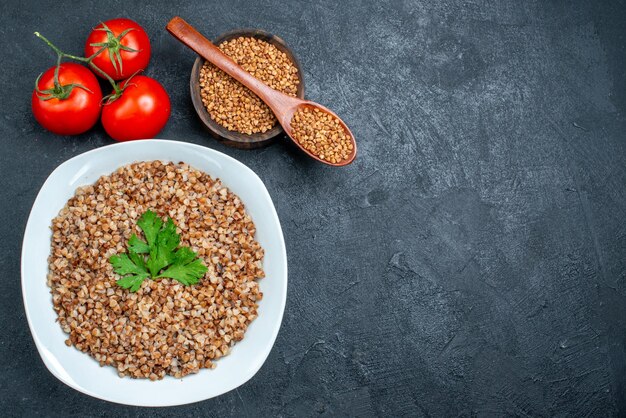 어두운 회색 공간에 신선한 토마토와 상위 뷰 맛있는 요리 메밀