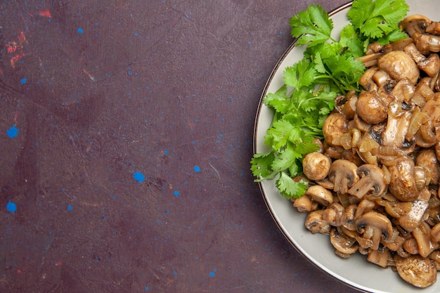 Foto gratuita vista dall'alto deliziosi funghi cotti con verdure su sfondo scuro piatto cena cibo vegetale