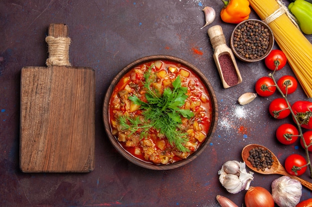 Foto gratuita vista dall'alto deliziose verdure cotte affettate con verdure e condimenti sullo sfondo scuro salsa zuppa pasto cibo