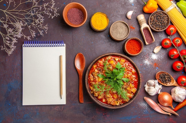 Foto gratuita vista dall'alto deliziose verdure cotte affettate con diversi condimenti su sfondo scuro salsa di zuppa di cibo pasto vegetale