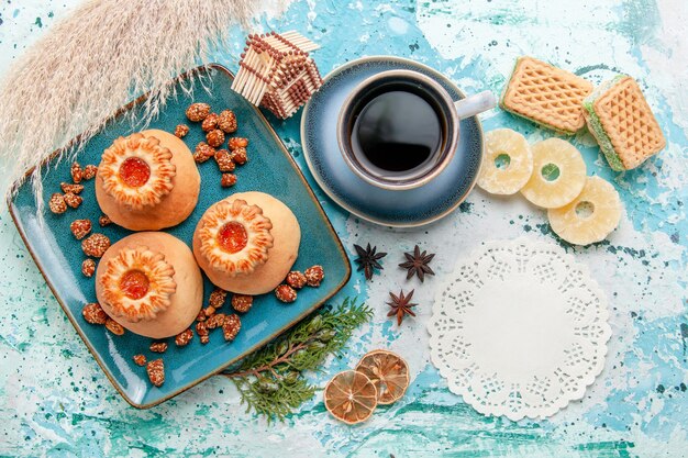 파란색 표면 쿠키 비스킷 달콤한 설탕 색상에 말린 파인애플 링 와플과 커피와 함께 상위 뷰 맛있는 쿠키