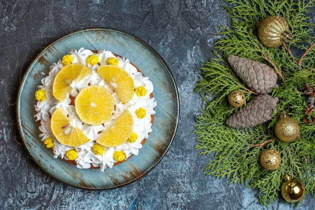 Foto gratuita deliziosa torta alla crema vista dall'alto con frutta a fette e coni