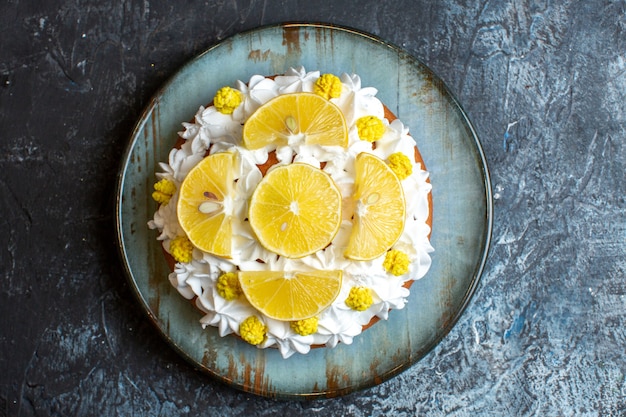 Free photo top view delicious cream cake with sliced fruits