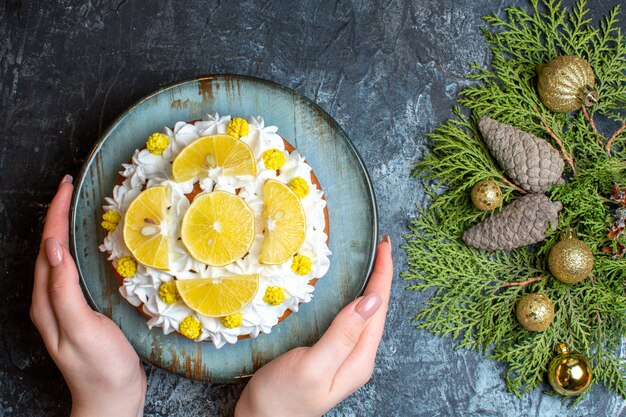 Вид сверху вкусный кремовый торт с нарезанными фруктами