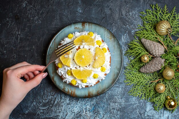 Вид сверху вкусный кремовый торт с нарезанными фруктами