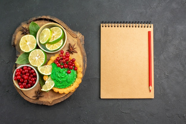 Free photo top view delicious creamy cake with fruits