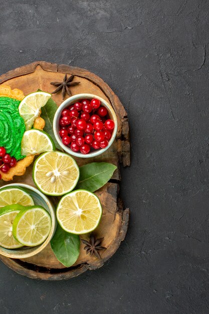 과일과 함께 상위 뷰 맛있는 크림 케이크