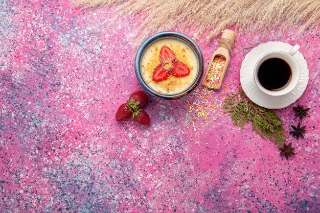밝은 분홍색 배경 디저트 아이스크림 베리 크림 달콤한 과일에 빨간 슬라이스 딸기와 차 한잔과 함께 상위 뷰 맛있는 크림 디저트