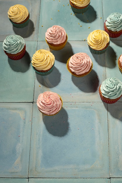 Foto gratuita disposizione di deliziosi cupcakes vista dall'alto