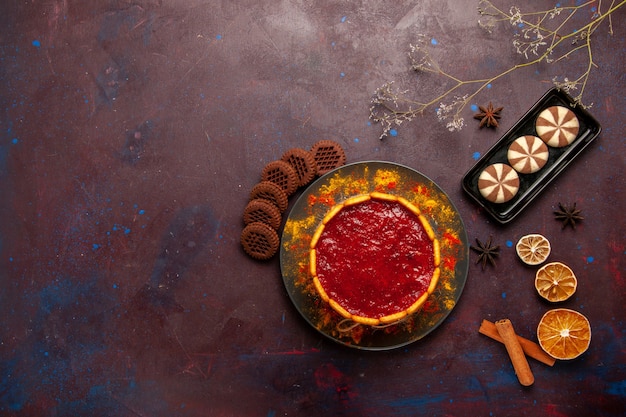 Vista dall'alto una deliziosa torta da dessert con una tazza di caffè e biscotti al cioccolato sul buio scrivania biscotto zucchero biscotti torta dolce da dessert