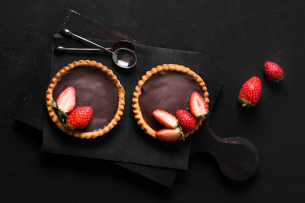 Foto gratuita vista dall'alto delizioso dessert pronto per essere servito